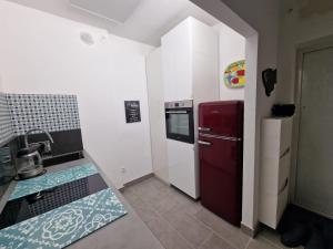 een kleine keuken met een rode koelkast en een wastafel bij Ferienwohnung in Aflenz Kurort in Aflenz Kurort