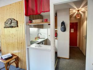 a small kitchen with a sink and a counter at Appartement Les Menuires, 3 pièces, 6 personnes - FR-1-178-32 in Les Menuires