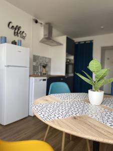Kuchyňa alebo kuchynka v ubytovaní Super appartement cosy, parking privé
