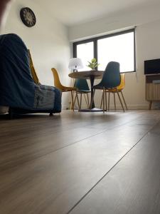 Televízia a/alebo spoločenská miestnosť v ubytovaní Super appartement cosy, parking privé