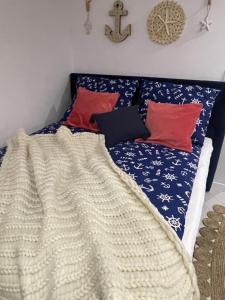 Apartament Sea & Lake z basenem Silence Mielno في ميلنو: سرير عليه بطانيه ومخدات +36 صورة