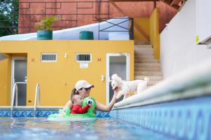Bazén v ubytování Hotel Puerto San Luis nebo v jeho okolí
