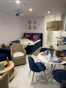 Apartament Sea & Lake z basenem Silence Mielno في ميلنو: غرفة معيشة مع أريكة وطاولة وكراسي