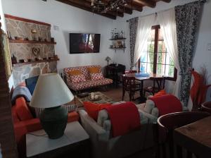 un soggiorno con divani e tavolo di Casa Rural La ilusion a Málaga