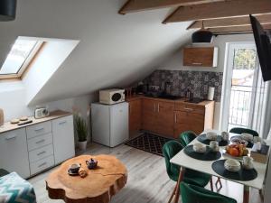 Kuchyňa alebo kuchynka v ubytovaní Apartamenty Równia 2