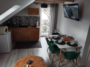 Kuchyňa alebo kuchynka v ubytovaní Apartamenty Równia 2