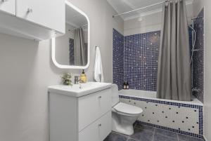 y baño con lavabo, aseo y ducha. en Sunny Reykjavík Apartment, en Reikiavik