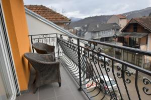 Prokuplje的住宿－Apartmani TEO，市景阳台配有2把椅子