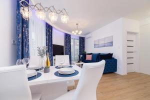 Area soggiorno di Wiślane Tarasy Lux Apartments Cracow by Renters Prestige