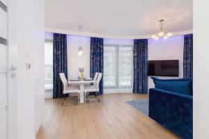 Area soggiorno di Wiślane Tarasy Lux Apartments Cracow by Renters Prestige