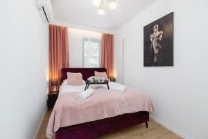 Posteľ alebo postele v izbe v ubytovaní Wiślane Tarasy Lux Apartments Cracow by Renters Prestige + 37 fotografií