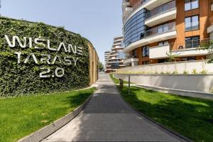 una passerella di fronte a un edificio di Wiślane Tarasy Lux Apartments Cracow by Renters Prestige a Cracovia