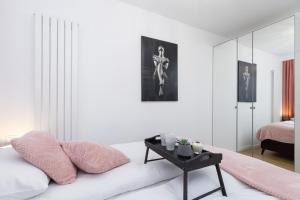 Letto o letti in una camera di Wiślane Tarasy Lux Apartments Cracow by Renters Prestige