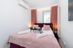 Letto o letti in una camera di Wiślane Tarasy Lux Apartments Cracow by Renters Prestige