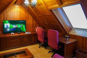 a home office with two chairs and a television at TESS Villa Cari in Alhaurín de la Torre