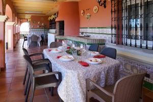 a dining room with a table and chairs at TESS Villa Cari in Alhaurín de la Torre