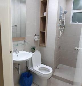 1. Luxury Kristal condo 1 丹绒亚路市中心高級住宅的一间浴室