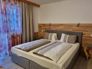 Uma cama ou camas num quarto em Hotel Gletschermühle