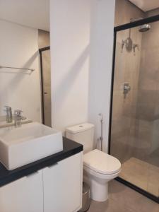聖保羅的住宿－Cityhome Platina Tatuapé，浴室配有卫生间、盥洗盆和淋浴。