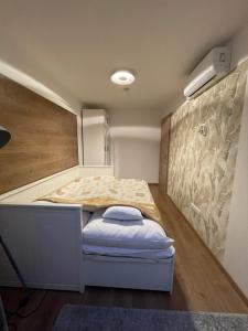 una piccola camera con un letto in una stanza di City Nest Eger a Eger
