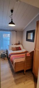 1 dormitorio con 1 cama grande en una habitación en Erzscheidergaarden Hotell en Røros