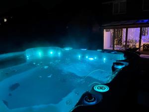 Bazén v ubytování Shared house with hot tub nebo v jeho okolí