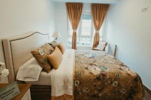 1 dormitorio con 1 cama, 1 silla y 1 ventana en apartamento_turistico_cedeira en Cedeira