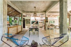 cocina y comedor con mesa y sillas en VerdeAmar Eco Lodge Jungle Retreat, en Chemuyil