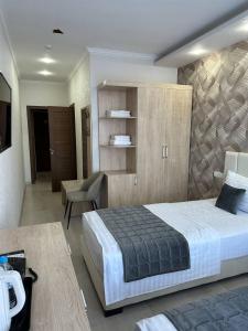 Een bed of bedden in een kamer bij Ulug`bek Grand Hotel