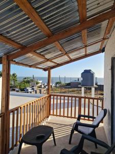porche con pérgola de madera y 2 sillas en Apartamento en San Luis - Increible vista al mar!!, en San Luis