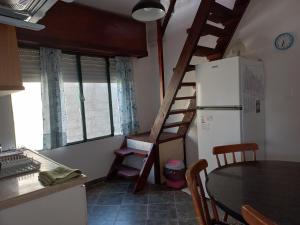 una cucina con frigorifero, tavolo e scala di Casa para 4 en San Luis - Increible vista al mar!! a San Luis Altre 29 foto