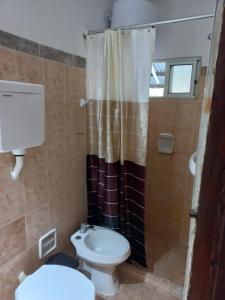 y baño con aseo y ducha. en Apartamento en San Luis - Increible vista al mar!!, en San Luis