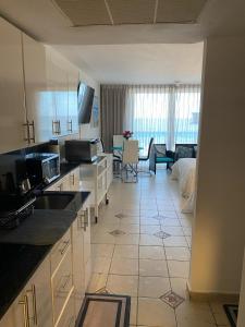 a large kitchen and living room with a large room at Alojamiento con balcon hacia la playa 115 in Miami Beach