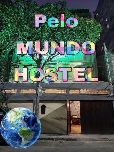 um sinal que diz hospital palo muppet com um globo em Hostel Pelo Mundo no Rio de Janeiro