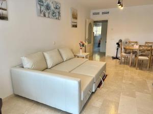 マルベーリャにあるApartamento en Marbellaのリビングルーム(白いソファ、テーブル付)