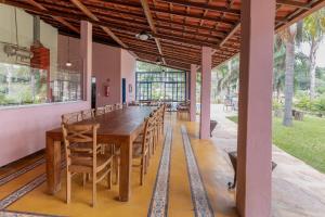 a dining room with a long table and chairs at Pousada Rávis - Café e Descanso in Sabará