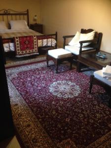 - un salon avec un lit et un tapis dans l'établissement The Knight and the Pomegranate - Luxury Medieval Villa, à Rhodes