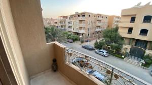 a view of a street from a balcony of a building at مدينه 6 اكتوبر حدائق الفردوس الامن العام فيلا ٢٤٧ شارع ٨ in Madīnat Sittah Uktūbar