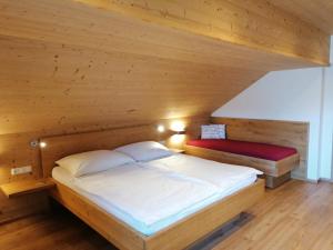 A bed or beds in a room at Ferienhof Rabenreith