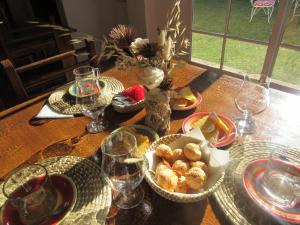 una mesa con platos de comida y copas de vino en Yporá Lodge en Colonia Carlos Pellegrini