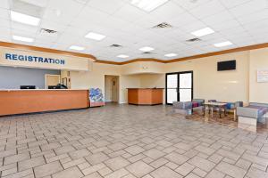 un grand hall avec une salle d'attente et une réception dans l'établissement Developer Inn Downtown Orlando, a Baymont by Wyndham, à Orlando