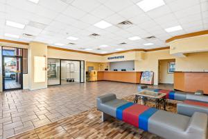 a large lobby with couches and a table at Developer Inn Downtown Orlando, a Baymont by Wyndham in Orlando