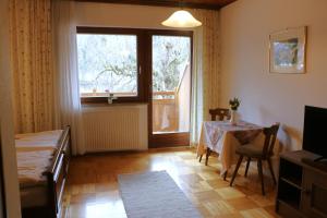1 dormitorio con mesa, ventana y cama en Hof zur Steinwänd, en Micheldorf in Oberösterreich