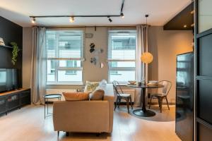 salon z kanapą i stołem w obiekcie N23 Dwupoziomowy Apartament Łódź Centrum Wi-Fi Klimatyzacja w Łodzi