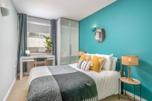 Tempat tidur dalam kamar di 2 bedroom apartment with park views Shoreditch