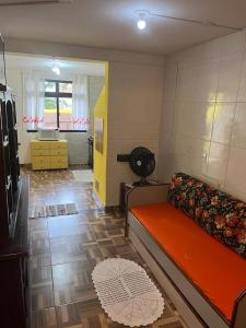 sala de estar con sofá en una habitación en Casa com Vista para o Mar, en Florianópolis