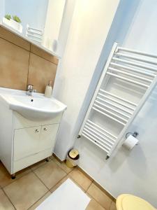uma casa de banho com um lavatório e um WC em Alex Com em Sibiu