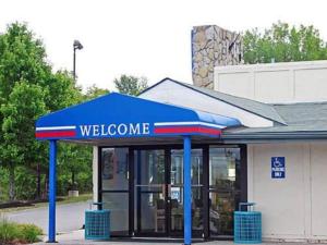 a welcome sign in front of a gas station at Rodeway Inn Altoona in Altoona