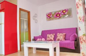 コニル・デ・ラ・フロンテーラにあるCasa Independiente Conilの紫色のソファとテーブル付きのリビングルーム