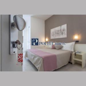 une chambre d'hôtel avec un lit et une lampe dans l'établissement HOTEL CONTI, à San Mauro a Mare